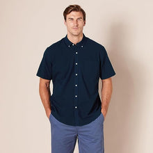 Load image into Gallery viewer, Amazon Essentials Men&#39;s Regular-Fit Short-Sleeve Pocket Oxford Shirt